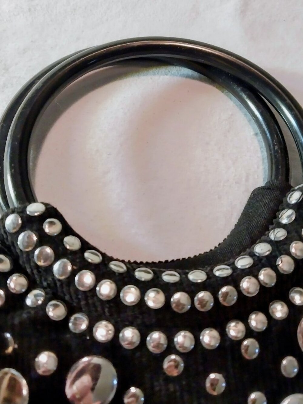 Mid century round flat handbag with big silver metal sequins. - Picture 8 of 12